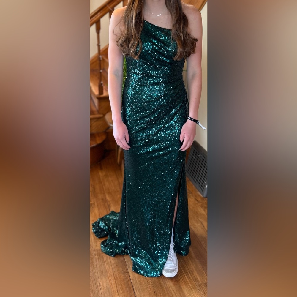 Gorgeous emerald green sequined prom dress, fits size 4 and 5’ 9”